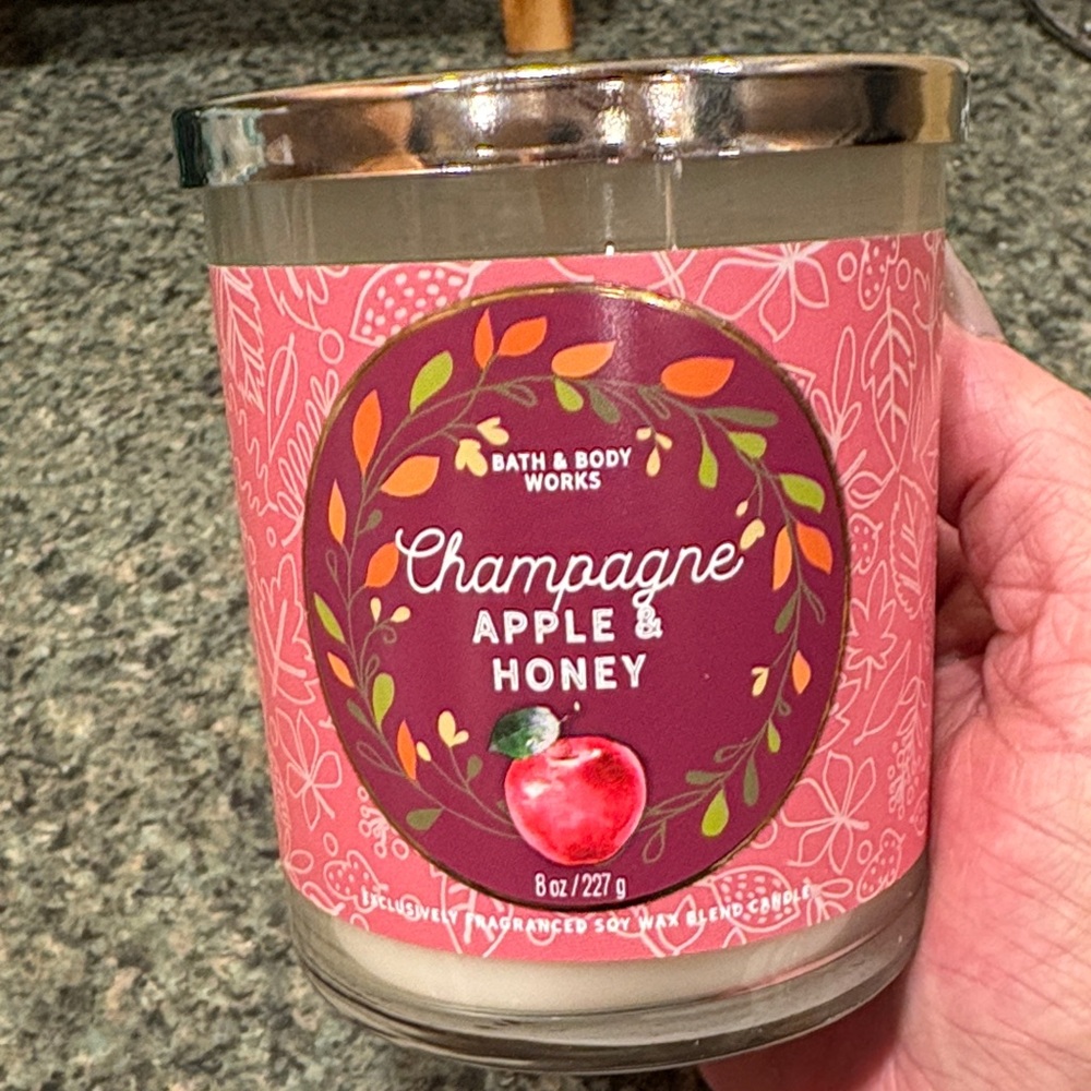 Nwt “Champagne Apple & Honey” single wick candle from bath & Bodyworks !